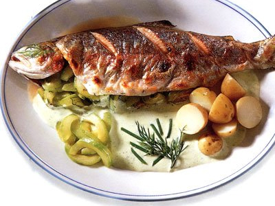 Рыба-гриль, овощной шашлык и картофель в фольге