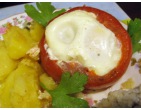 Яйца, запеченные в помидорах, и горячий салат